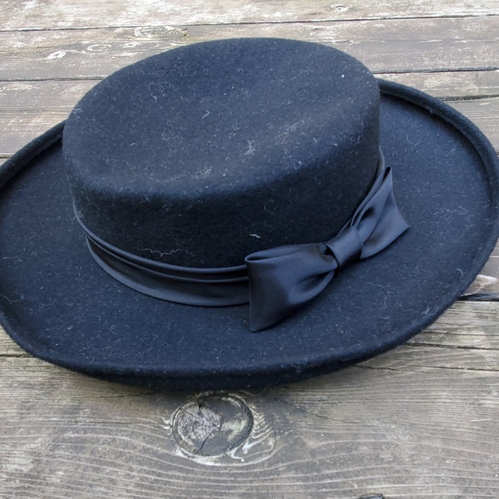 Vintage black felt hat with bow detail